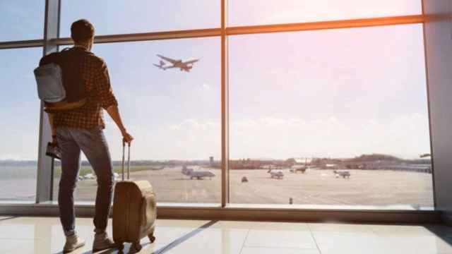 Un viajero ve despegar una avión: el sector de viajes ha acumulado muchas reclamaciones /  EP