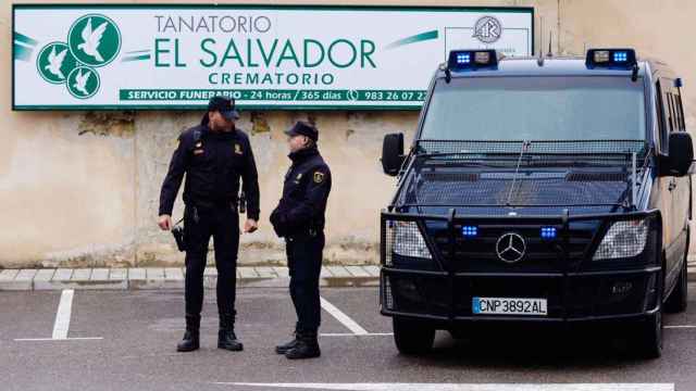 Agentes de la Policía Nacional ante un tanatorio de la funeraria Grupo El Salvador / EFE