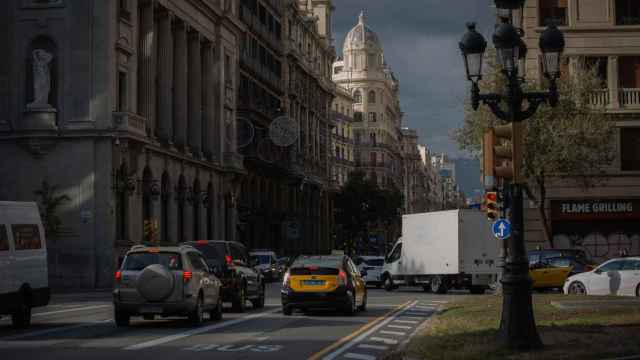 Tráfico intenso en la ciudad de Barcelona / EP