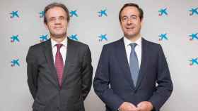El presidente de CaixaBank, Jordi Gual (izq.), y el consejero delegado de la entidad financiera Gonzalo Gortázar / EP