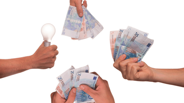 Tres personas prestan dinero por el sistema de 'crowdfunding' / PIXABAY
