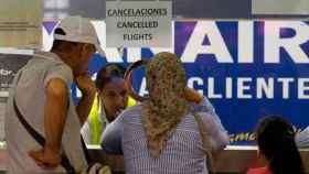 Trabajadoras del servicio de atención al cliente de Ryanair del aeropuerto de El Prat en Barcelona, informan a los usuarios de la huelga en toda España / EFE