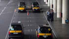 Taxistas parados en el Aeropuerto de Barcelona durante la primera jornada de huelga / EFE