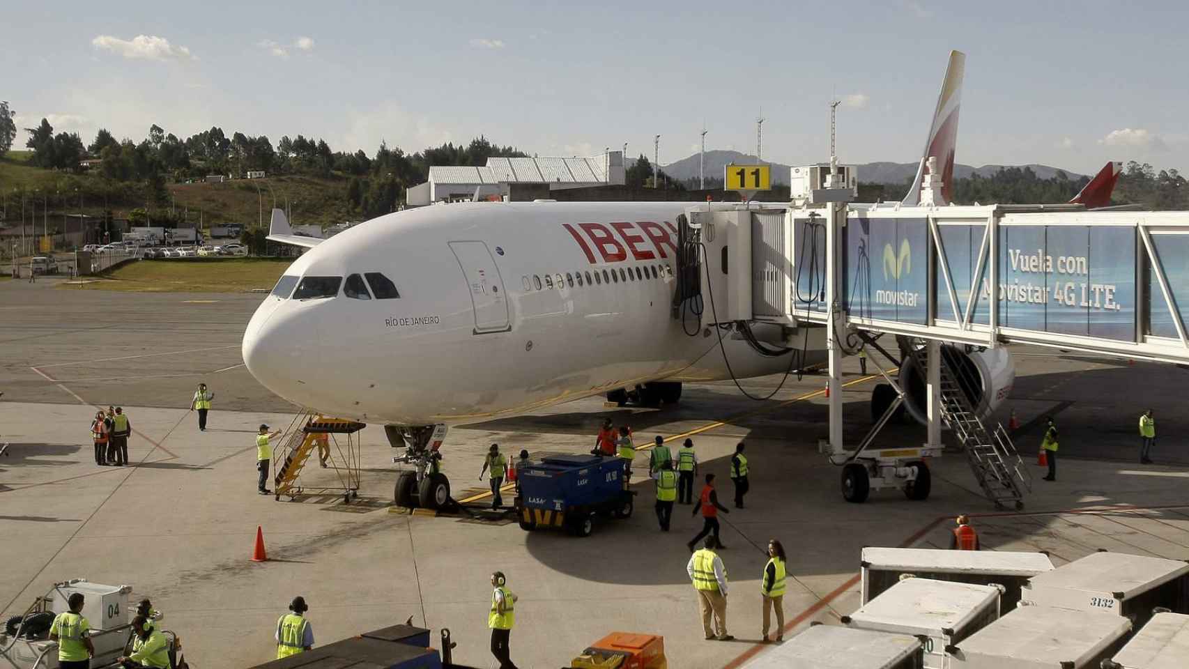 Imagen de un avión de Iberia con el 'finger' para cargar y descargar pasajeros adosado / EFE