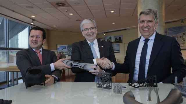 Joan Parra, Jordi Cornet y Javier Collado en la presentación de la incubadora 3D en el Consorcio de la Zona Franca / CG