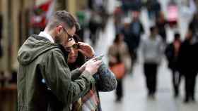 Dos turistas buscan una dirección en la calle de una ciudad en España / EFE