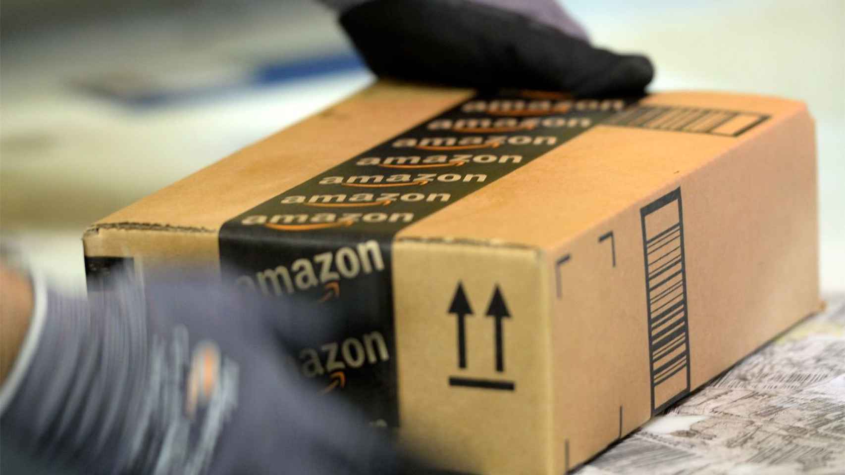 Un paquete de Amazon listo para enviar a su destino