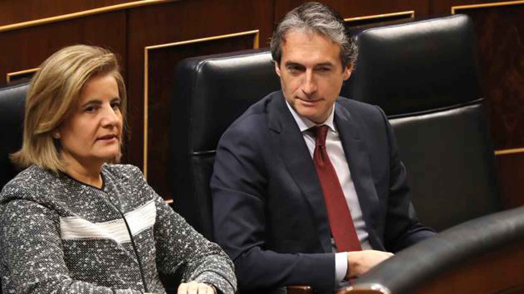 El ministro de Fomento, Íñigo de la Serna, d., y la ministra de Empleo, Fátima Bañez,iz., en el pleno del Congreso de los Diputados / CG