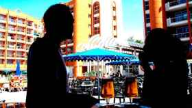 Una pareja toma cañas en el hotel Belvedere de Salou (Tarragona) / CG