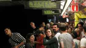 Imagen de archivo de un andén del Metro de Barcelona repleto de pasajeros durante la huelga del junio pasado / EFE