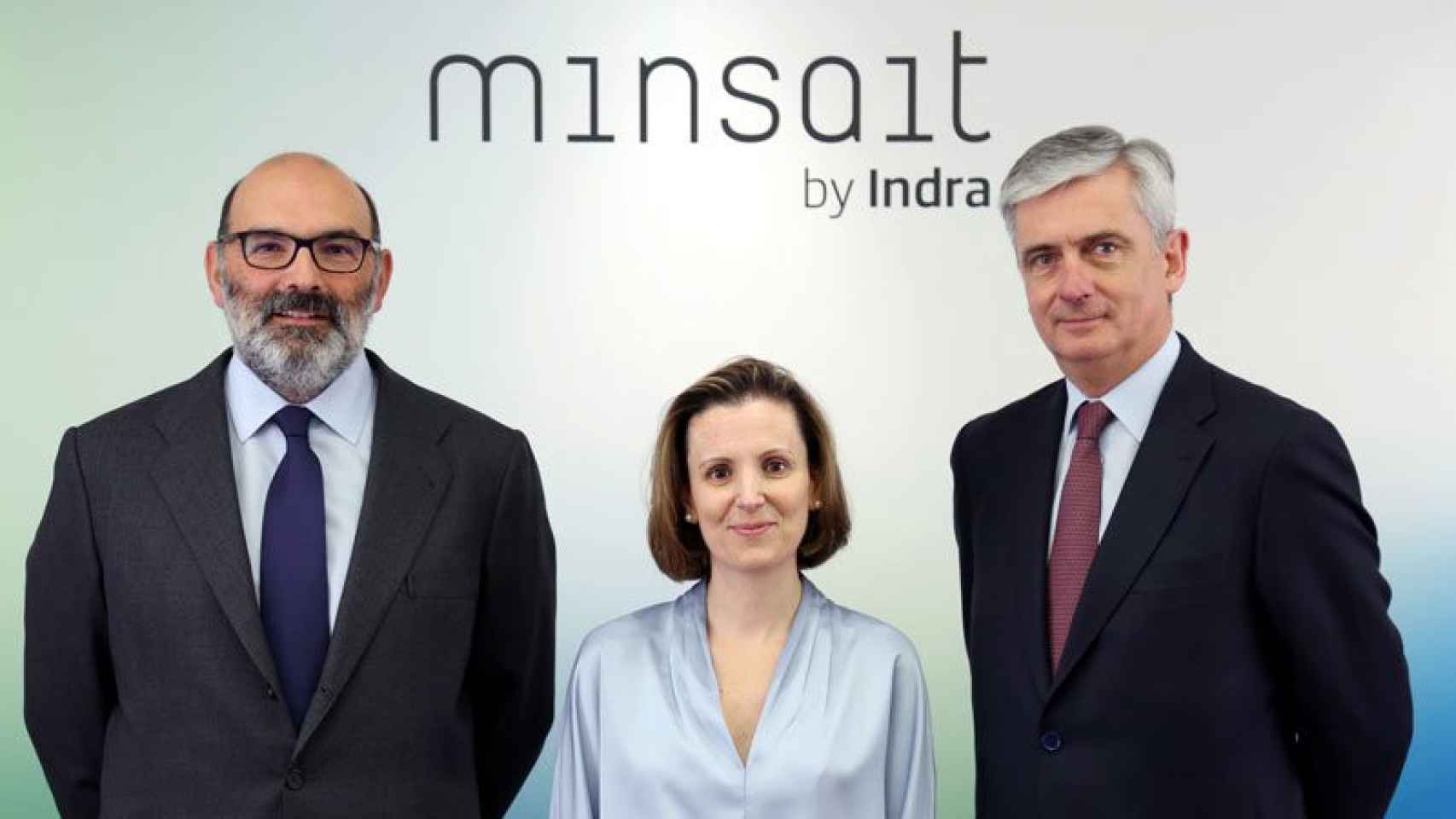 Fernando Abril-Martorell (izquierda), presidente de Indra; Cristina Ruiz, directora de Minsait, y Javier de Andrés, consejero delegad de Indra