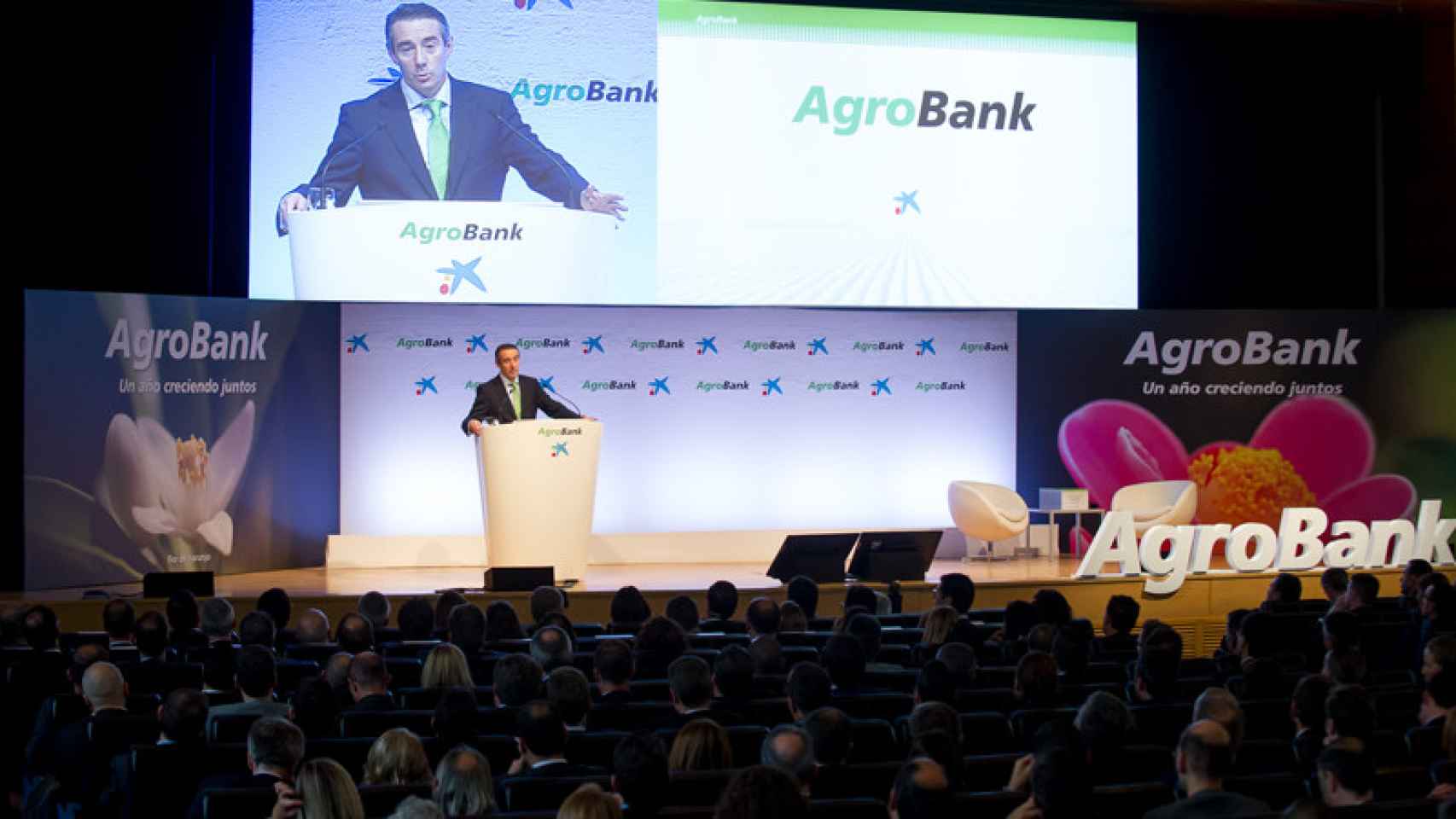 El consejero delegado de Caixabank, Gonzalo Gortázar, habla ante los 600 asistenes a la primera convención de la filial Agrobank