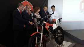El presidente de Montesa Honda, Gerard Bosch (segundo por la izquierda), en la presentación del nuevo modelo