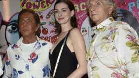 Anne Hathaway junto al diseñador Valentino y al relaciones públicas carlos Martorell