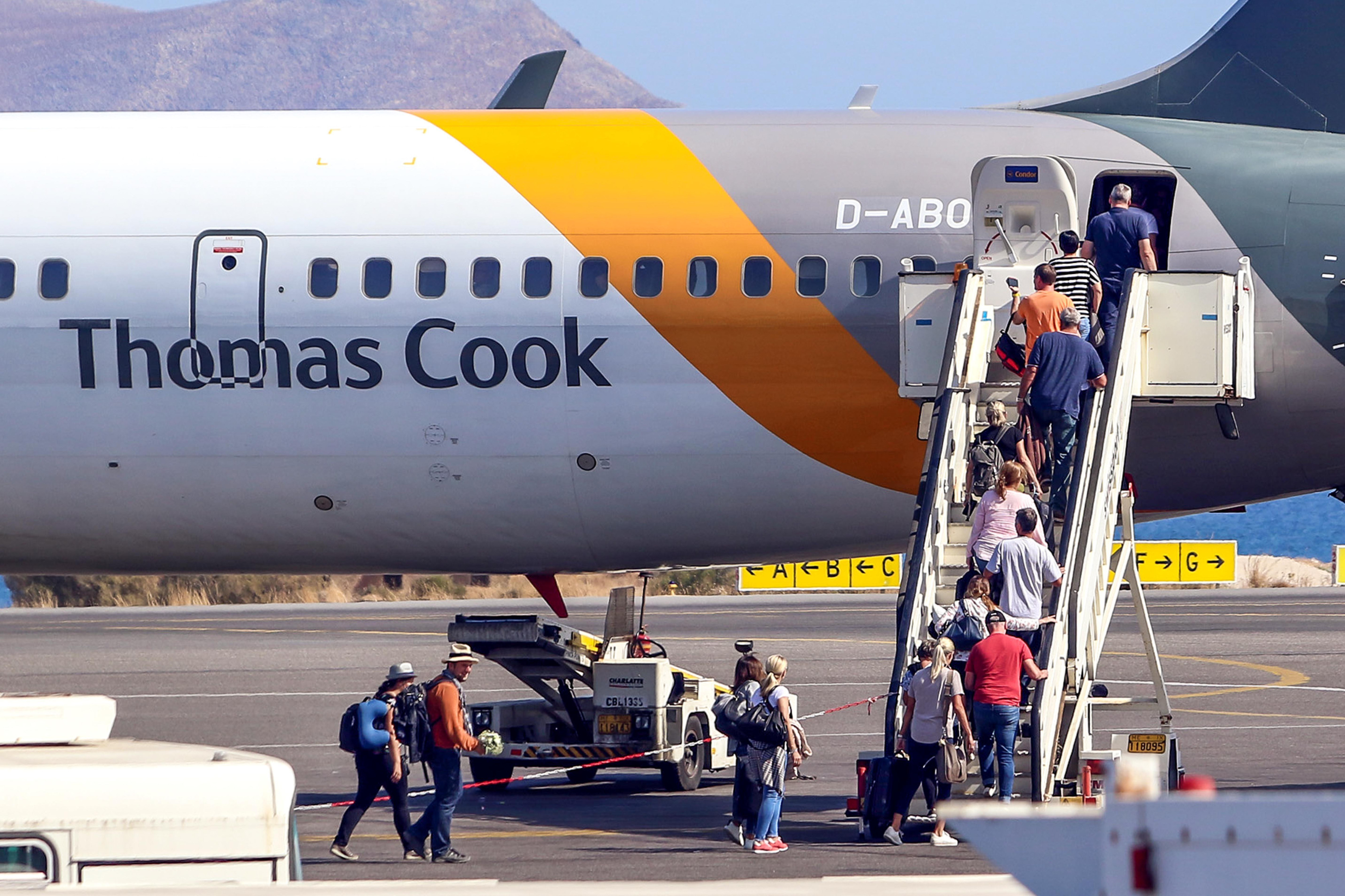 Pasajeros embarcan en un avión de Thomas Cook / EUROPA PRESS