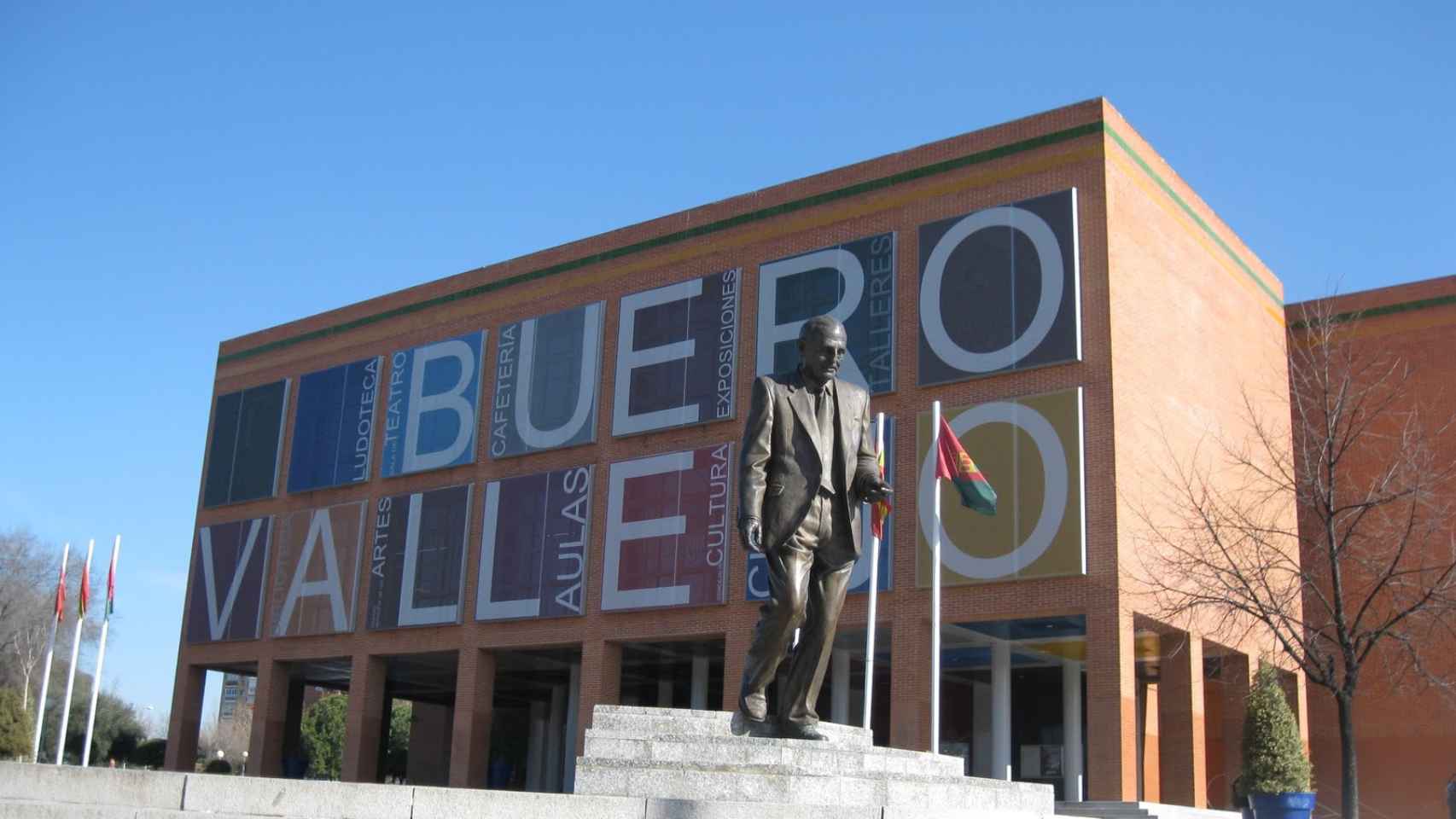 El teatro municipal de Alcorcón y la estatua del dramaturgo español / CG