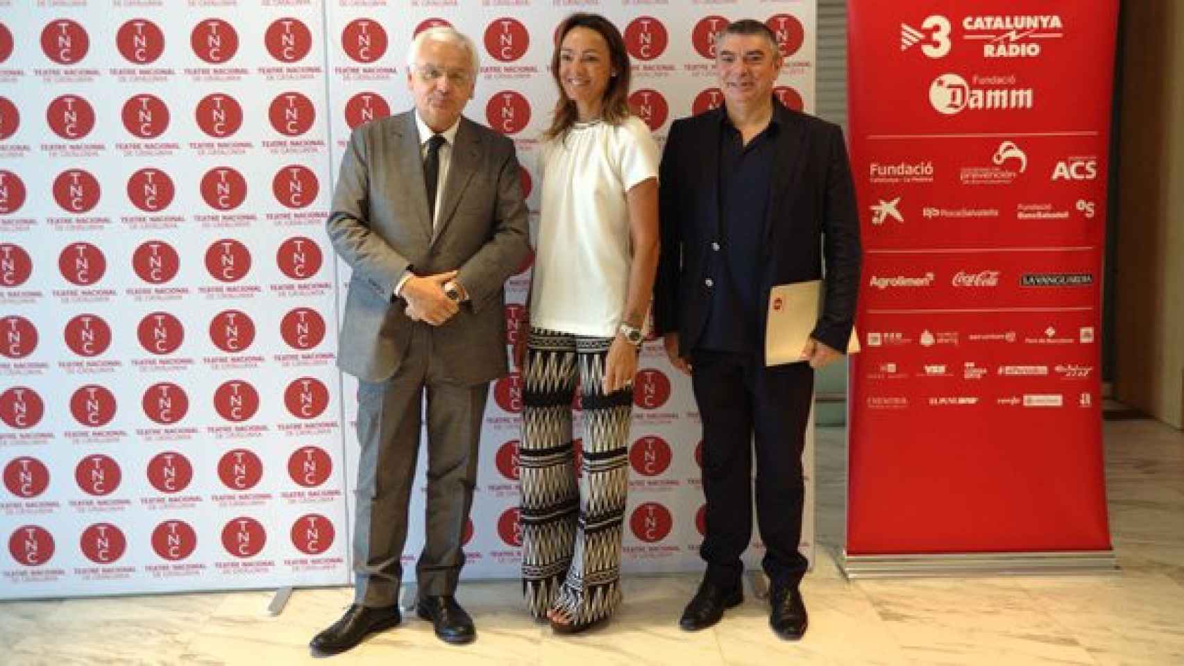 De izquierda a derecha: el consejero de Cultura, Ferran Mascarell; la presidenta del consejo de adminstración del TNC, Sol Daurella, y el director artístico del TNC, Xavier Albertí