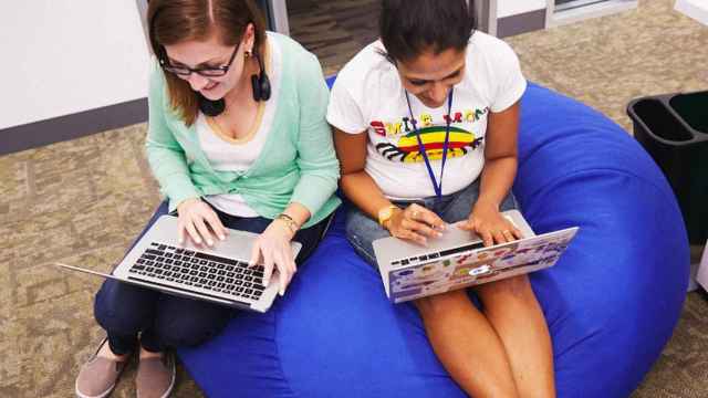 Dos trabajadoras en una de las sedes de Google