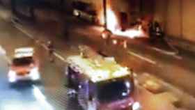 Incendio de un autobús en la Ronda de Dalt de Barcelona / @GUBindignat