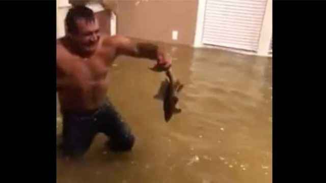 Un hombre pesca un pez en el salón de su casa / CG