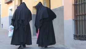 Dos monjas caminan por una calle / EUROPA PRESS