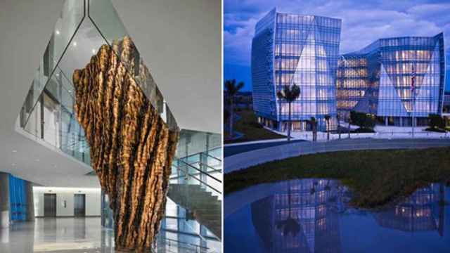 La escultura Cedrus (i) y las oficinas del FBI en Miami