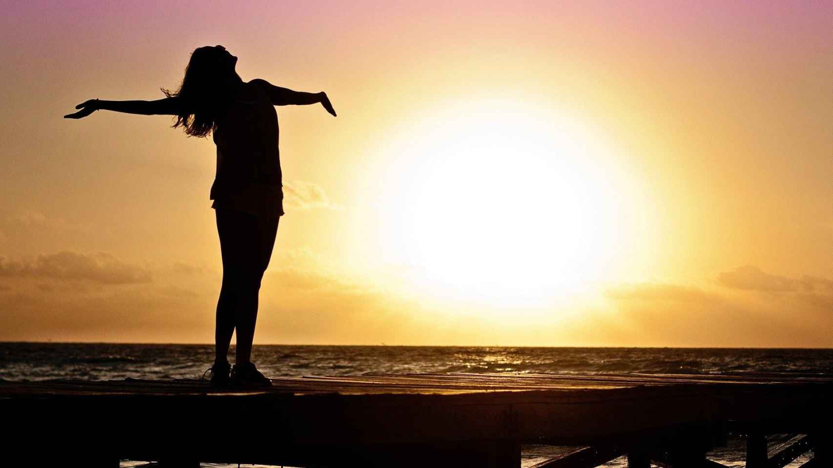 Una mujer toma el sol durante el atardecer / CG