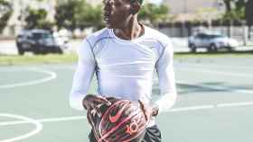 Jugador de baloncesto con ropa y calzado de deporte / PIXABAY