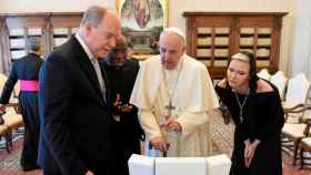 El papa Francisco recibe a Alberto y Charlene de Mónaco en el Vaticano / EFE