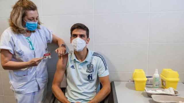 Gerard Moreno recibe la vacuna contra la Covid-19 /RFEF