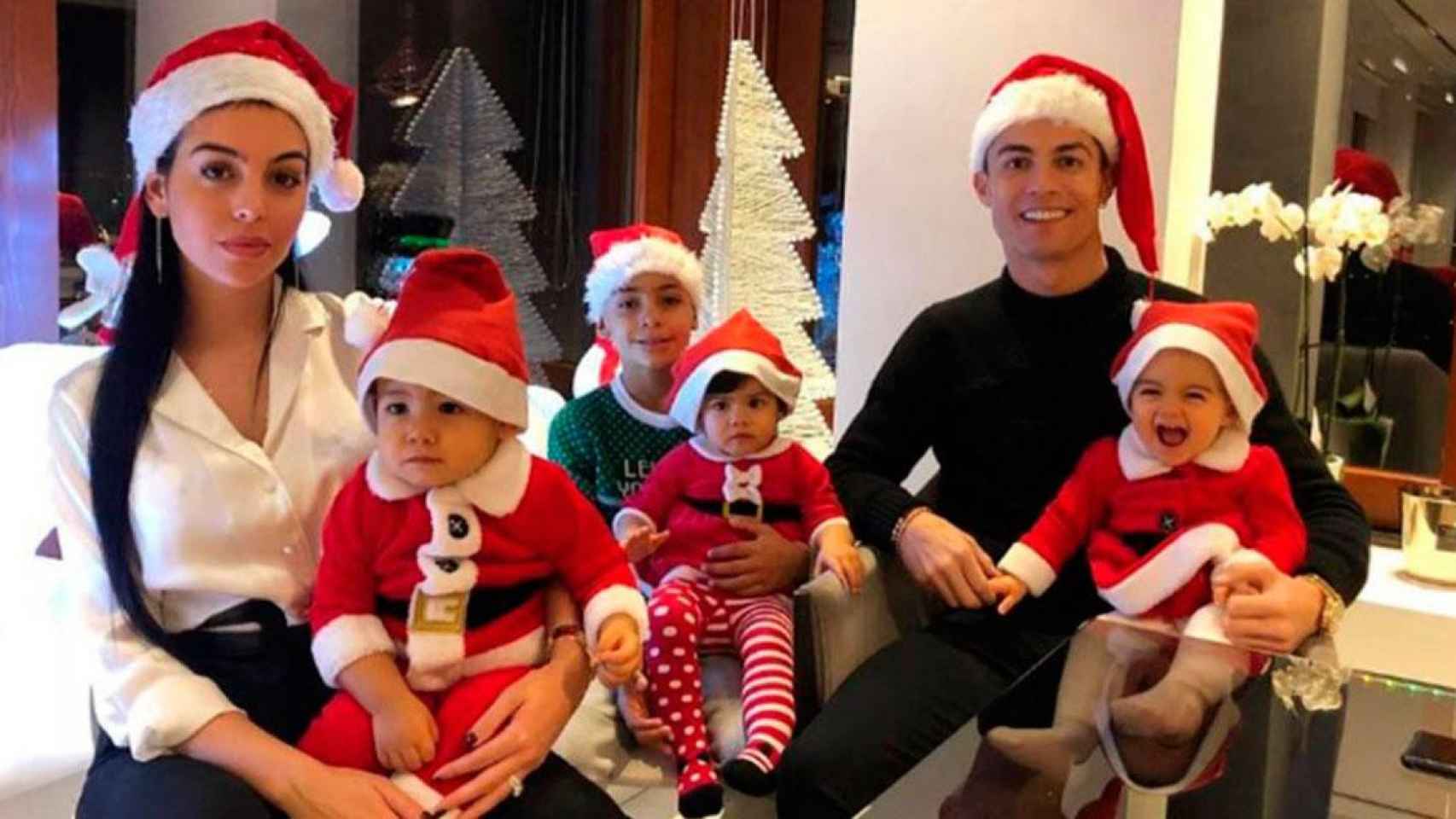 Georgina Rodríguez y Cristiano Ronaldo con sus hijos en Navidad /INSTAGRAM