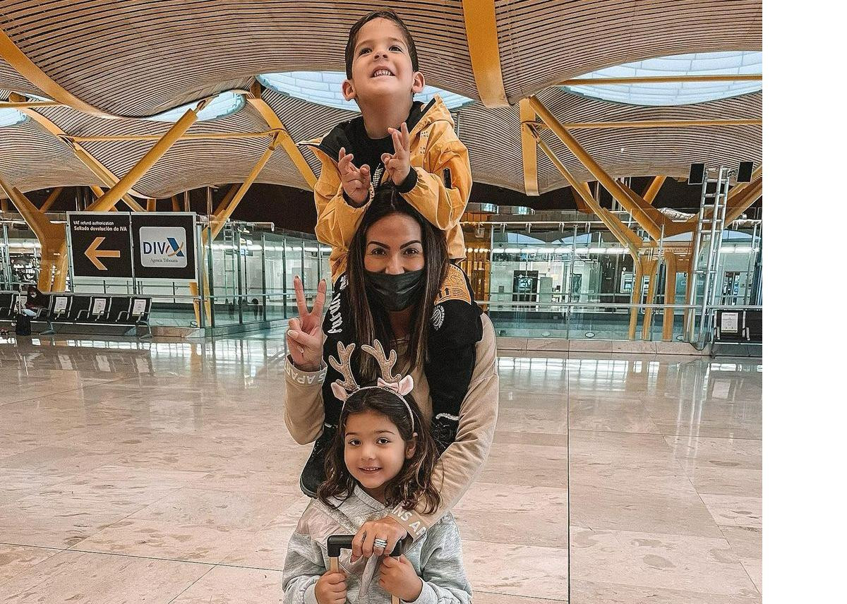 Tamara Gorro y sus hijos en el aeropuerto /INSTAGRAM