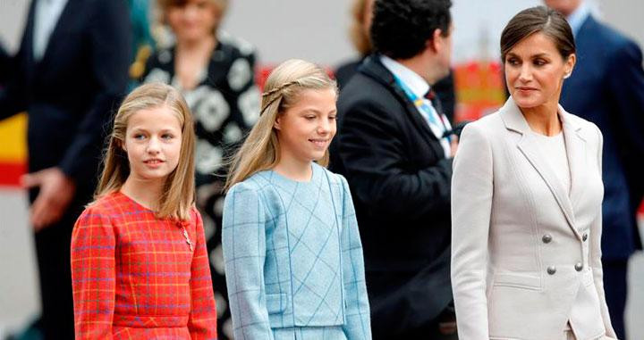 La Reina Letizia, junto a sus hijas, la Princesa Leonor (i), y la infanta Sofía, a su llegada al desfile militar del 12 de octubre / EFE