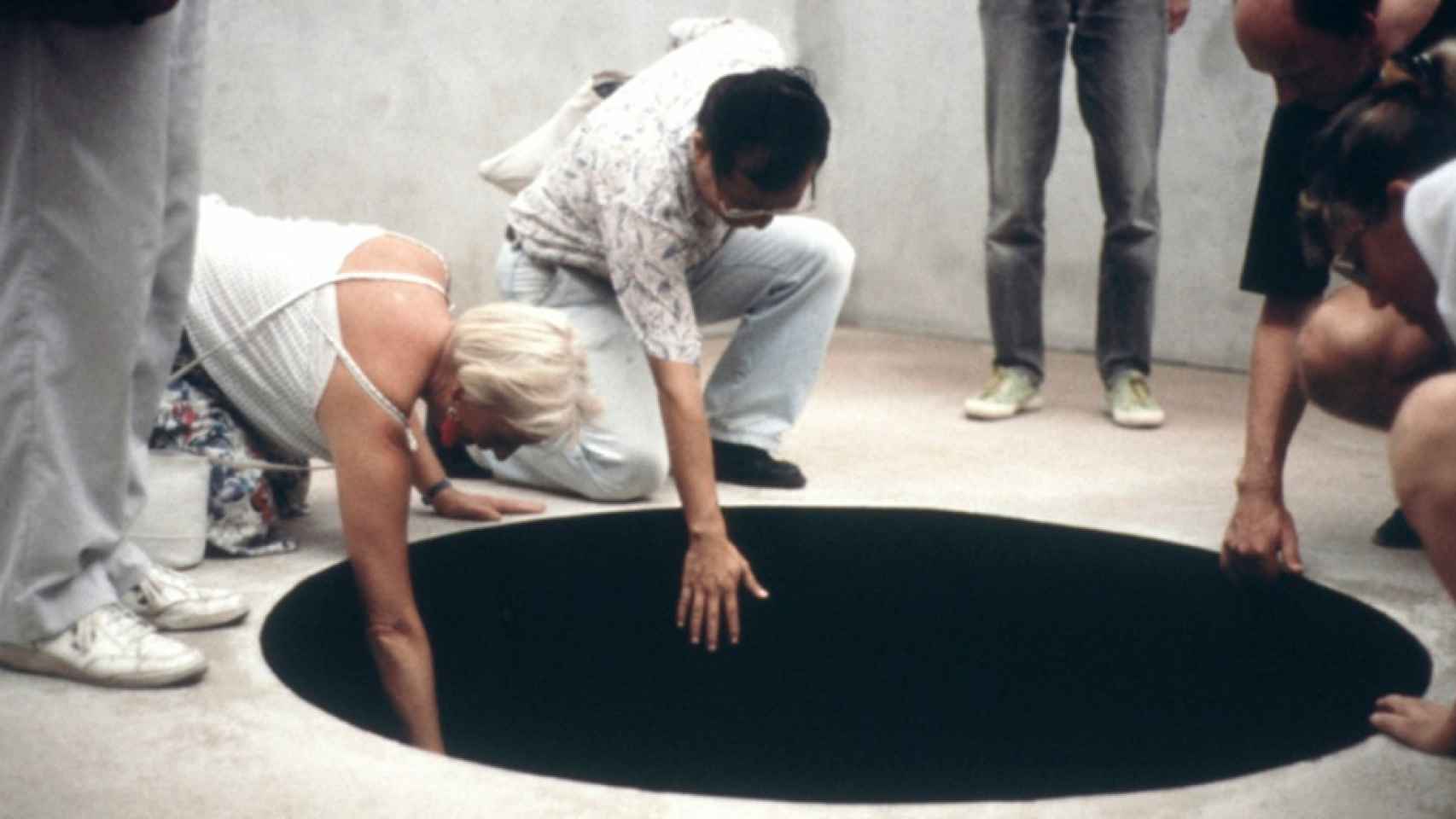 La obra 'Bajada al limbo' de Anish Kapoor en la que un hombre ha caído / FUNDACIÓN SERRALVES