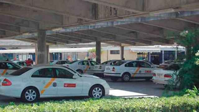 El parking para los taxis de Sevilla en el aeropuerto de San Pablo / CG