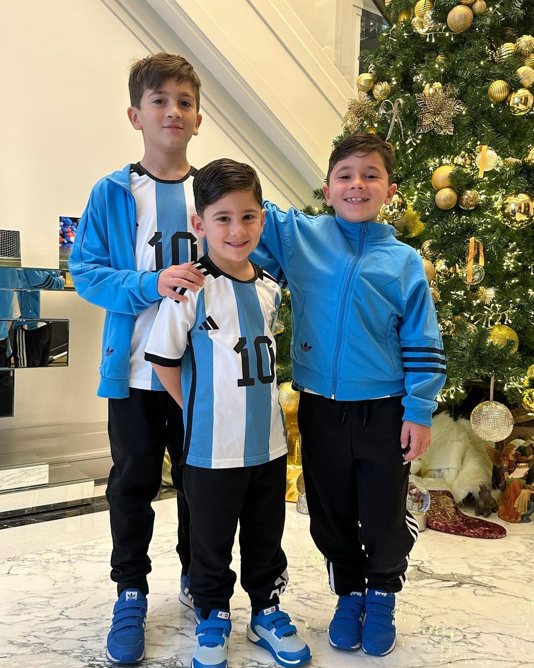 Mateo, Thiago y Ciro, posando con la camiseta de Argentina / REDES