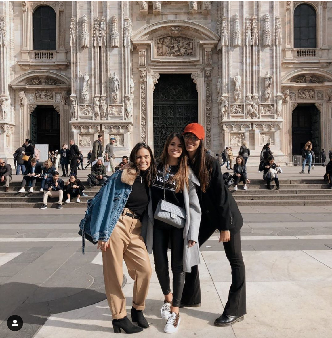Antonella Roccuzzo con dos amigas en Milan