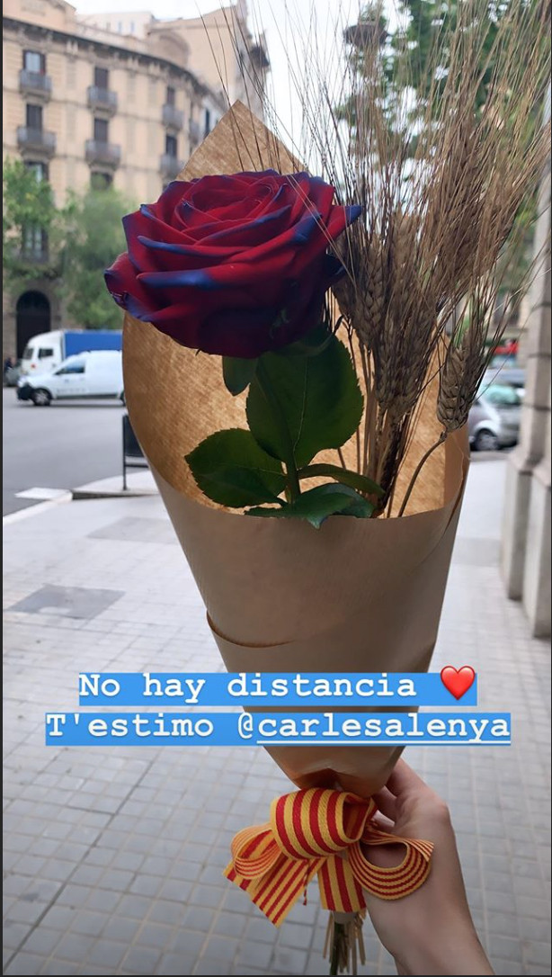 Carles Aleñá le regala una rosa a Ingrid Gaixas