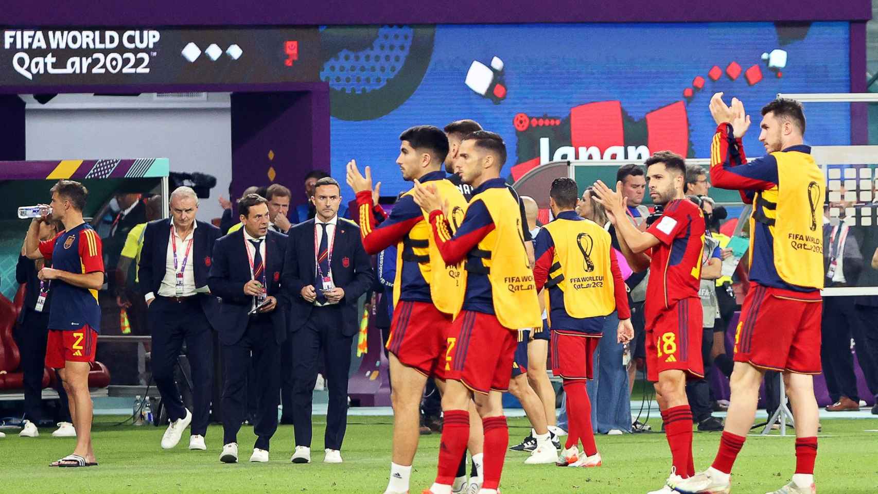 La selección española aplaude a los aficionados que estuvieron presentes en el España-Japón / EFE