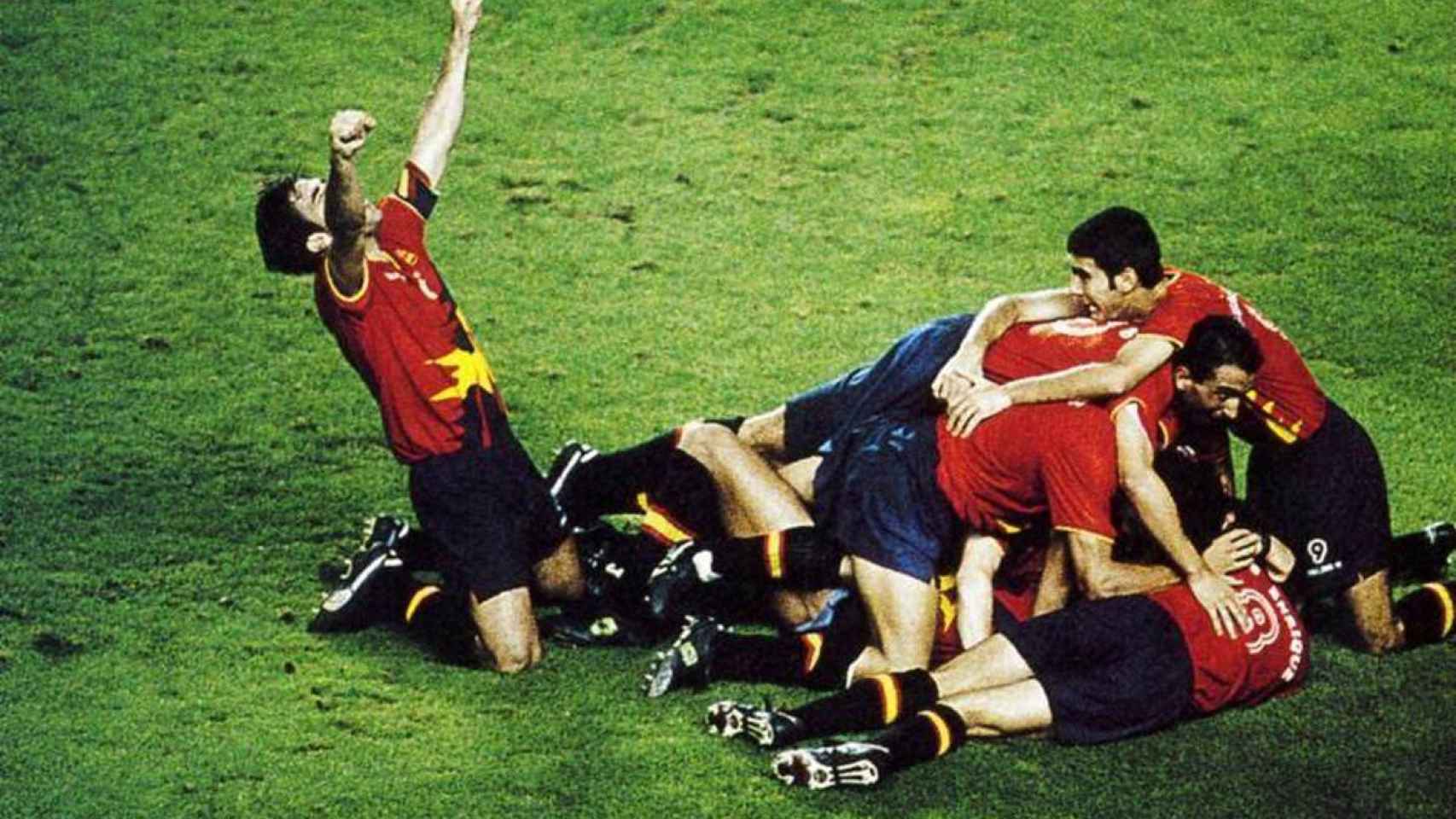 Celebración de los jugadores de la selección española olímpica que ganó la medalla de oro de los Juegos de 1992 en el Camp Nou / REDES