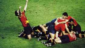 Celebración de los jugadores de la selección española olímpica que ganó la medalla de oro de los Juegos de 1992 en el Camp Nou / REDES