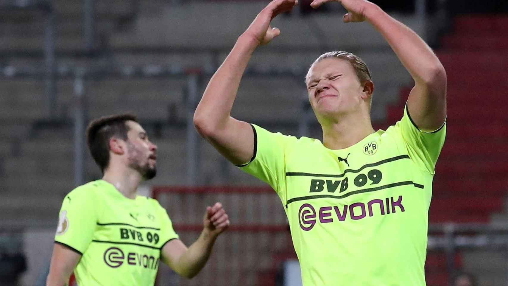 Haaland se desespera tras la derrota del Borussia Dortmund ante el Sant Pauli en la copa alemana / EFE