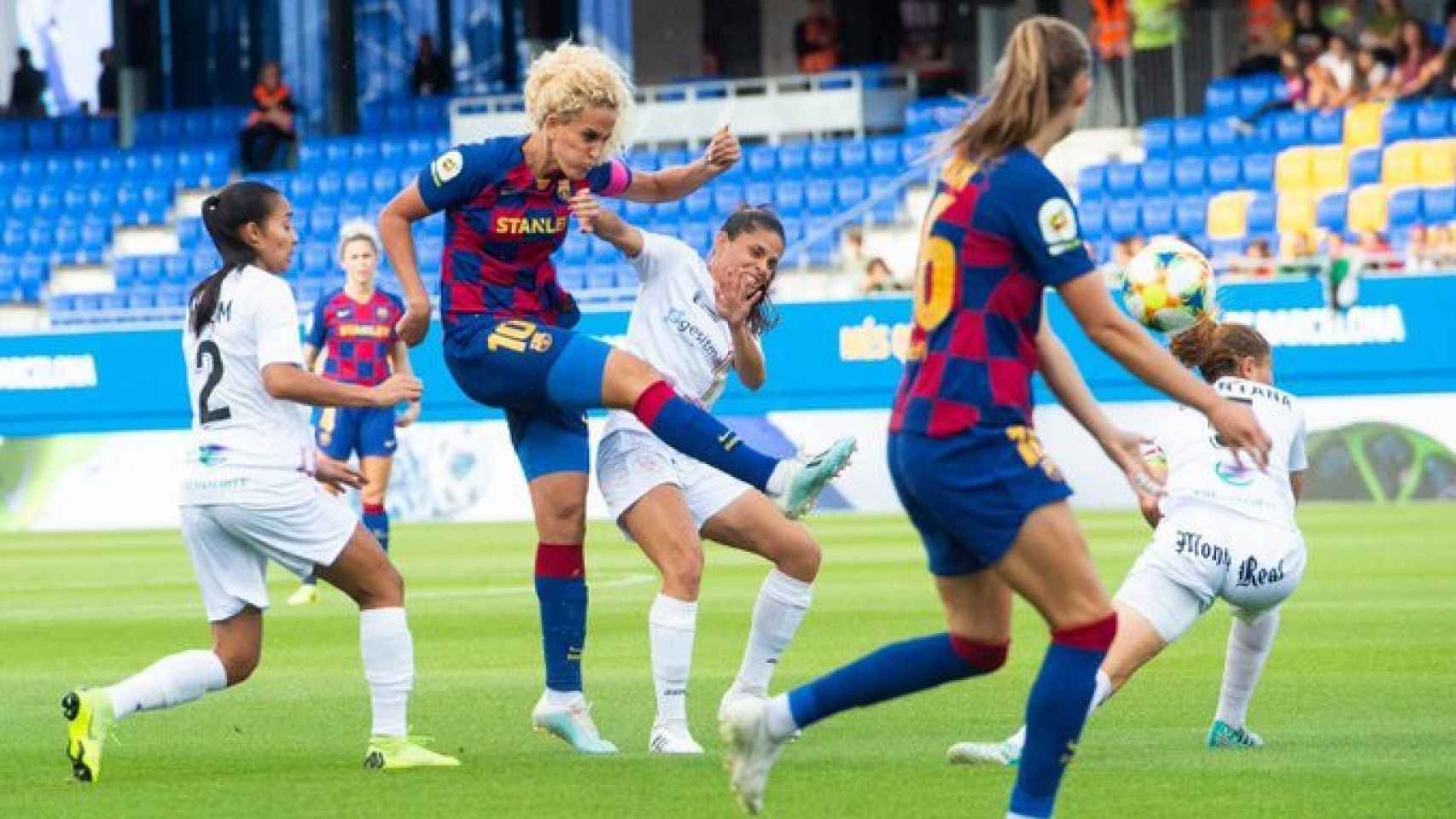 Keira Hamraoui disparando a portería en un partido de la Primera Iberdrola de fútbol femenino / FC Barcelona