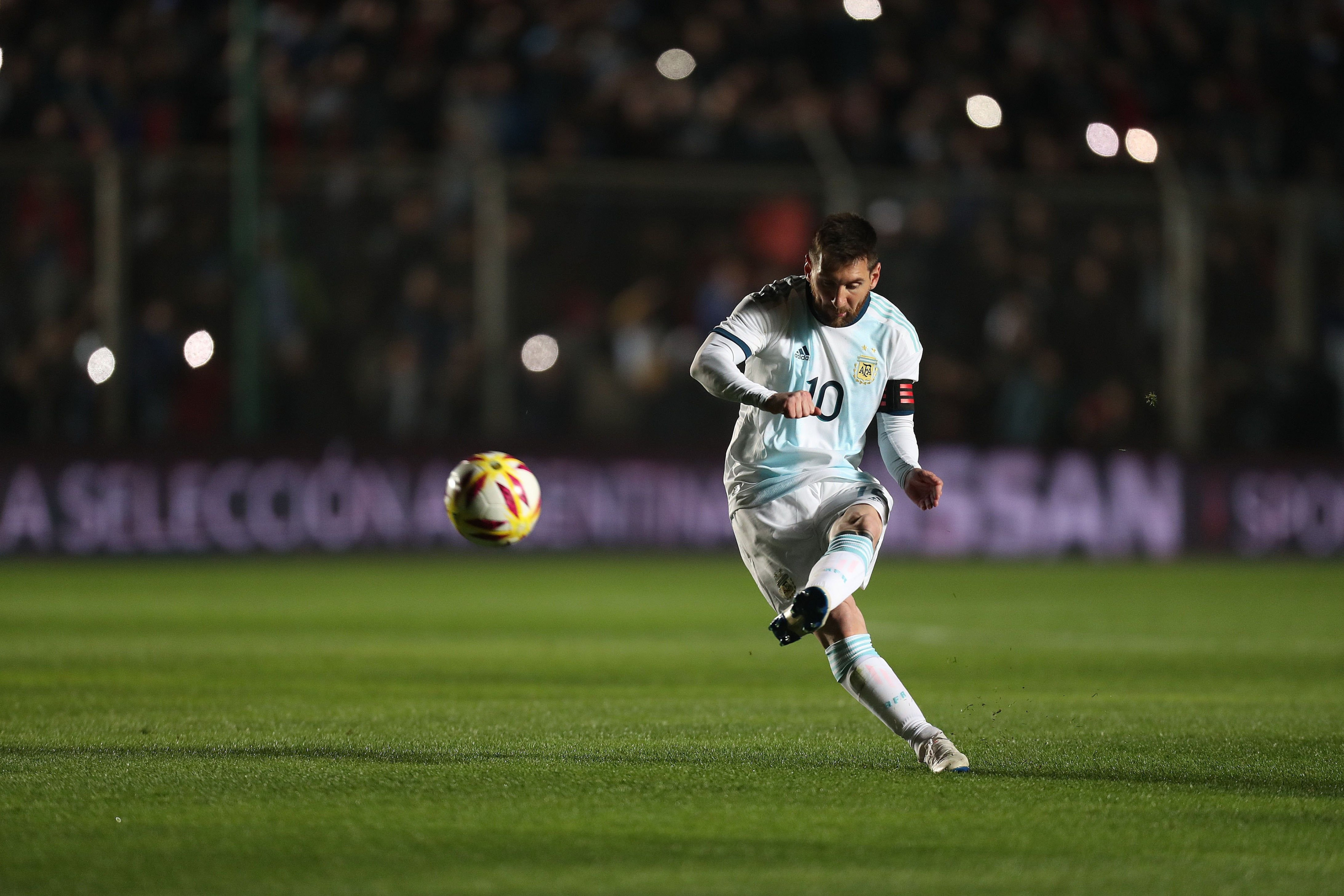 Leo Messi dispara un tiro libre con Argentina EFE