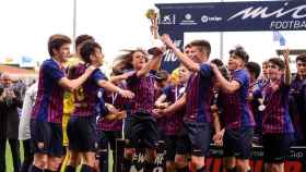 Una foto de los cadetes del Barça tras ganar el MIC / Twitter