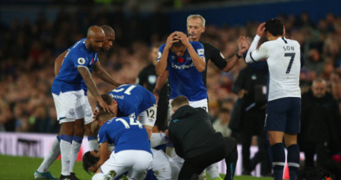 La cara de los jugadores del Everton tras ver la lesión de André Gomes | Premier League