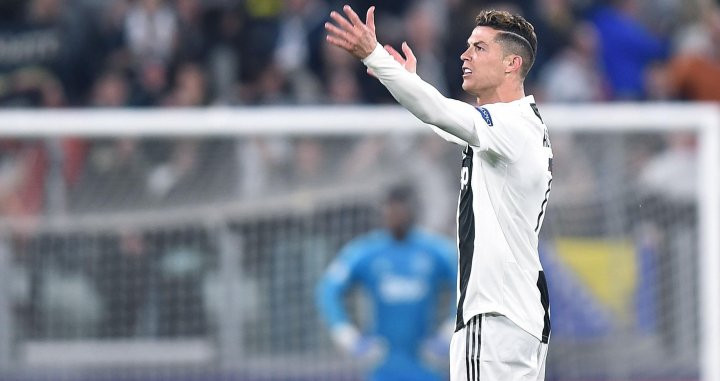 Ronaldo recriminando una acción al árbitro / EFE