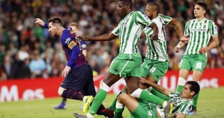 Leo Messi supera a los defensores del Betis / FACEBOOK