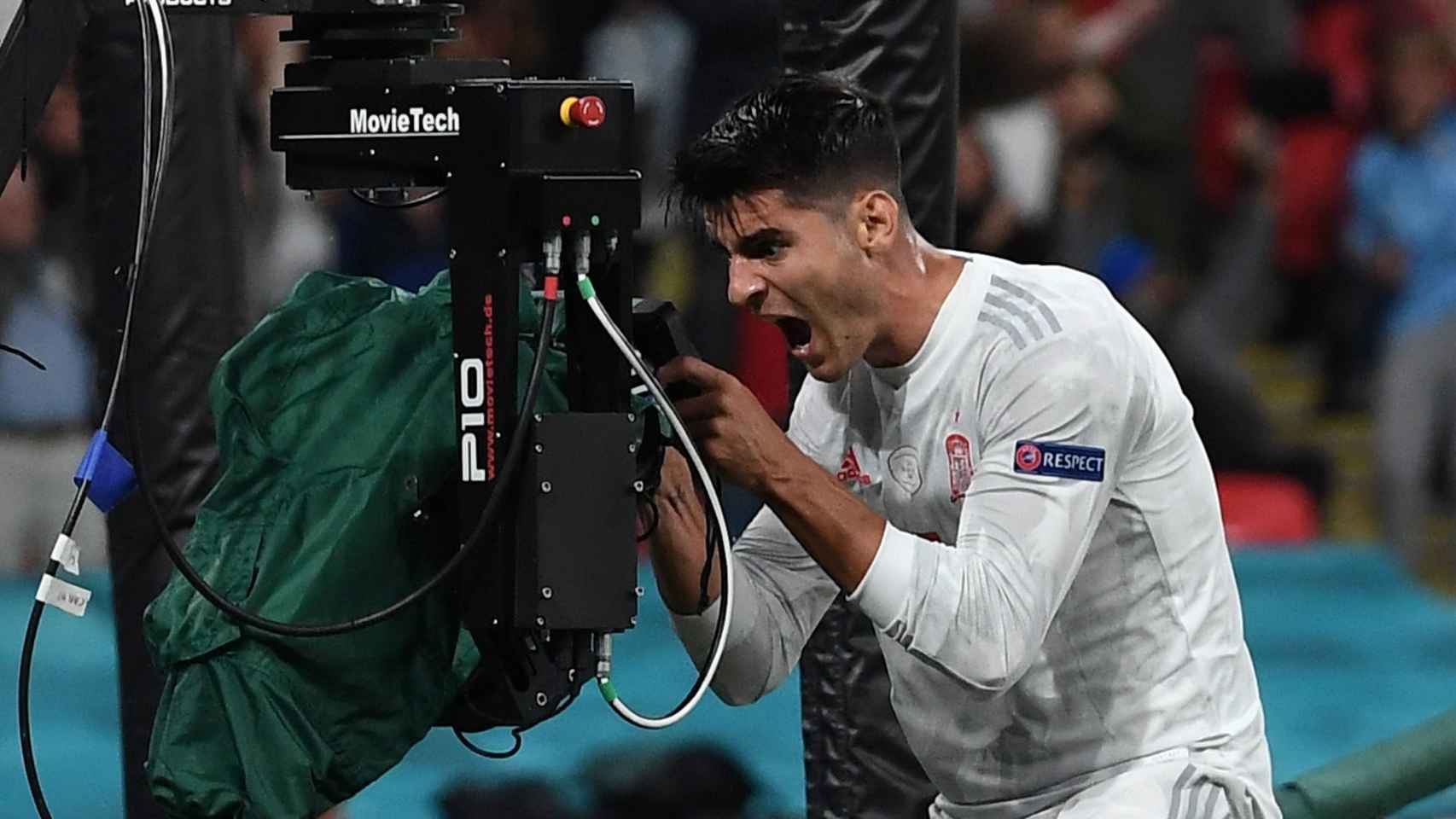Álvaro Morata celebra su gol contra Italia, con el que entra en la historia de la selección española / EFE