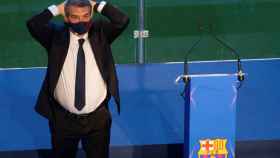 Joan Laporta se lleva las manos a la cabeza durante su primer discurso oficial como nuevo presidente del Barça / EFE